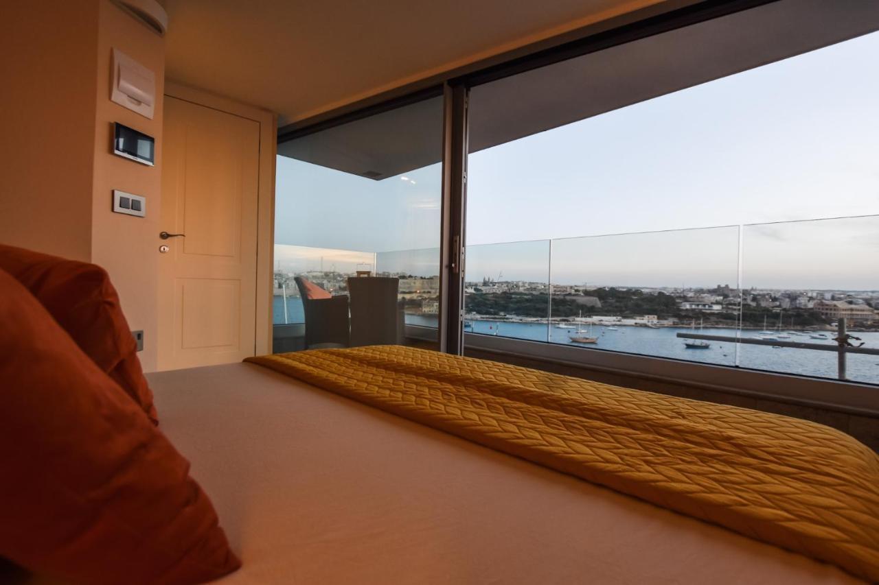 Unique Seafront Triplex Penthouse With Panoramic Bedroom & Rooftop Jacuzzi Overlooking Valletta Σλιέμα Εξωτερικό φωτογραφία