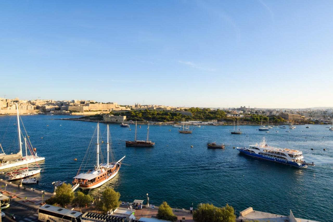 Unique Seafront Triplex Penthouse With Panoramic Bedroom & Rooftop Jacuzzi Overlooking Valletta Σλιέμα Εξωτερικό φωτογραφία