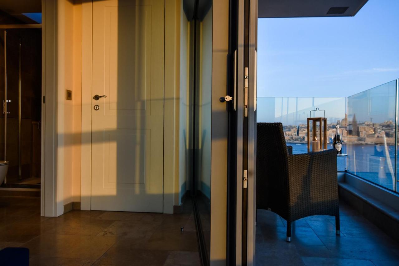 Unique Seafront Triplex Penthouse With Panoramic Bedroom & Rooftop Jacuzzi Overlooking Valletta Σλιέμα Εξωτερικό φωτογραφία