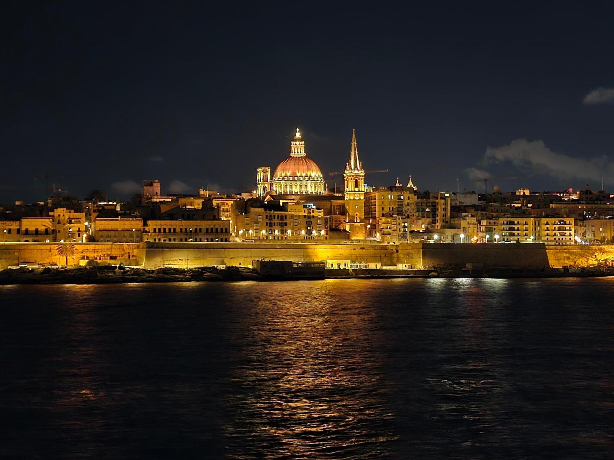 Unique Seafront Triplex Penthouse With Panoramic Bedroom & Rooftop Jacuzzi Overlooking Valletta Σλιέμα Εξωτερικό φωτογραφία