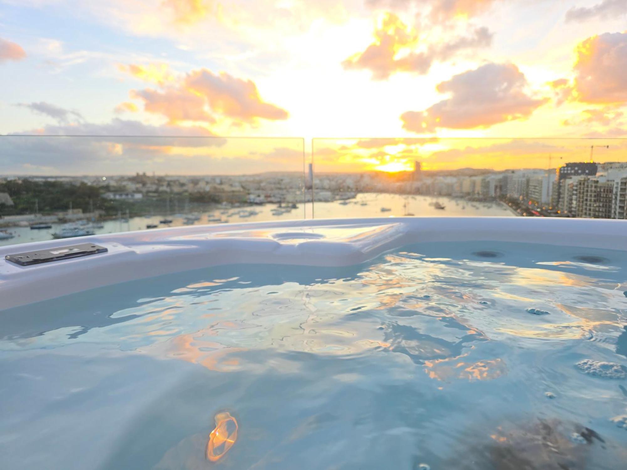 Unique Seafront Triplex Penthouse With Panoramic Bedroom & Rooftop Jacuzzi Overlooking Valletta Σλιέμα Εξωτερικό φωτογραφία