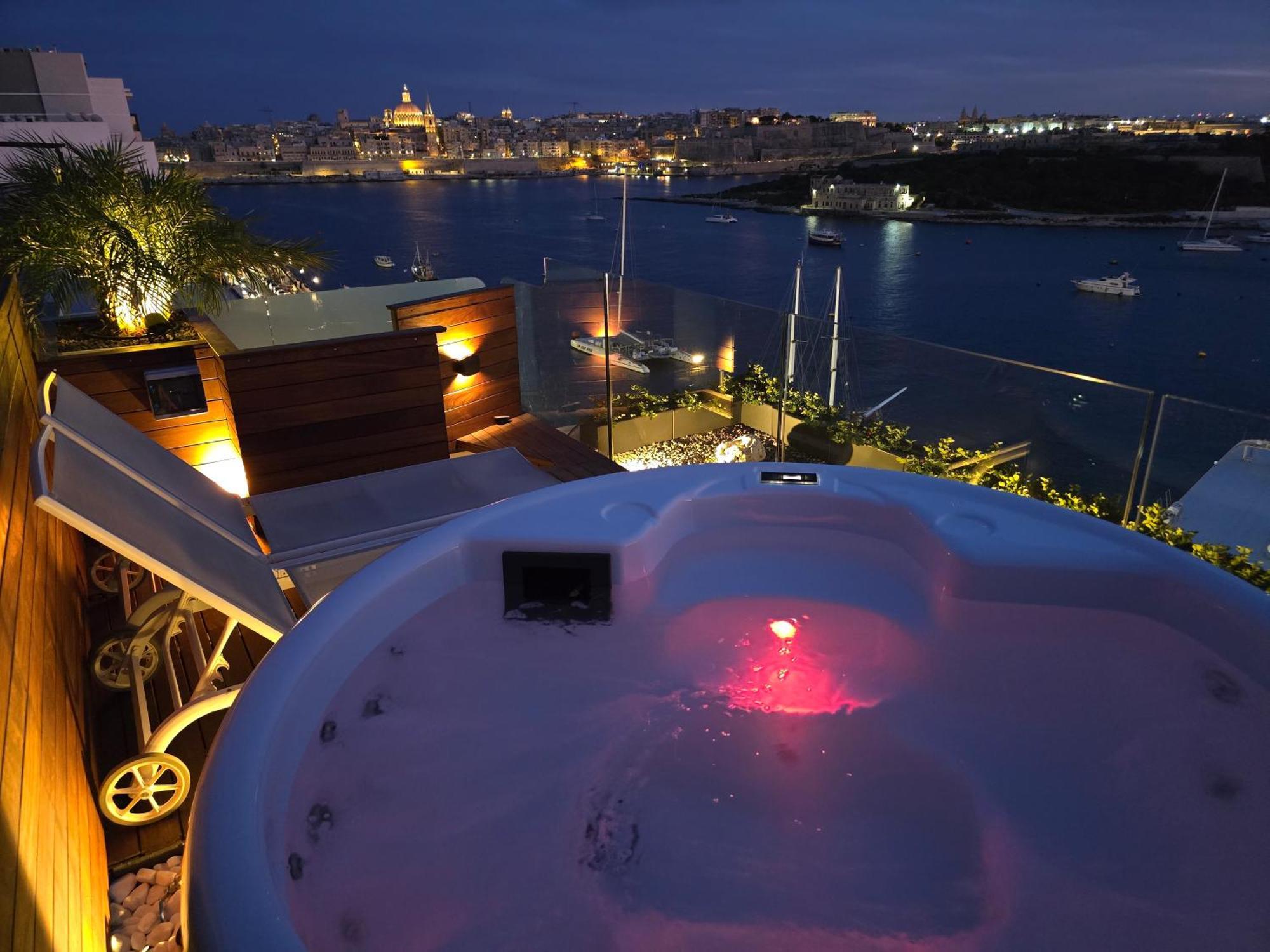 Unique Seafront Triplex Penthouse With Panoramic Bedroom & Rooftop Jacuzzi Overlooking Valletta Σλιέμα Εξωτερικό φωτογραφία
