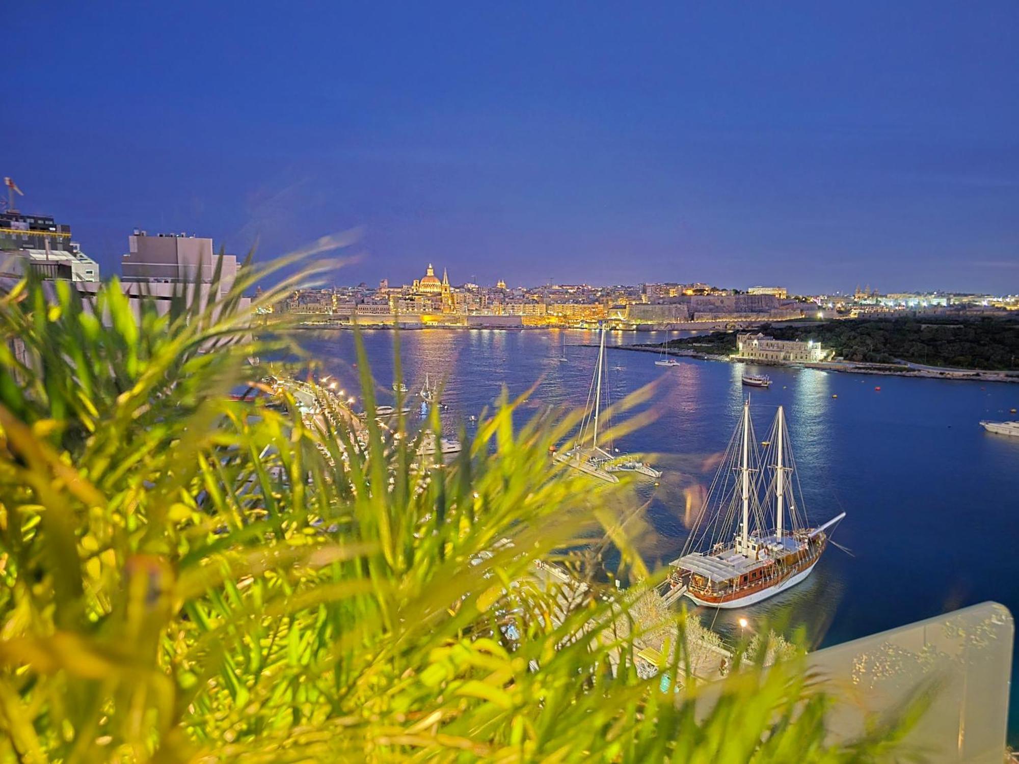 Unique Seafront Triplex Penthouse With Panoramic Bedroom & Rooftop Jacuzzi Overlooking Valletta Σλιέμα Εξωτερικό φωτογραφία