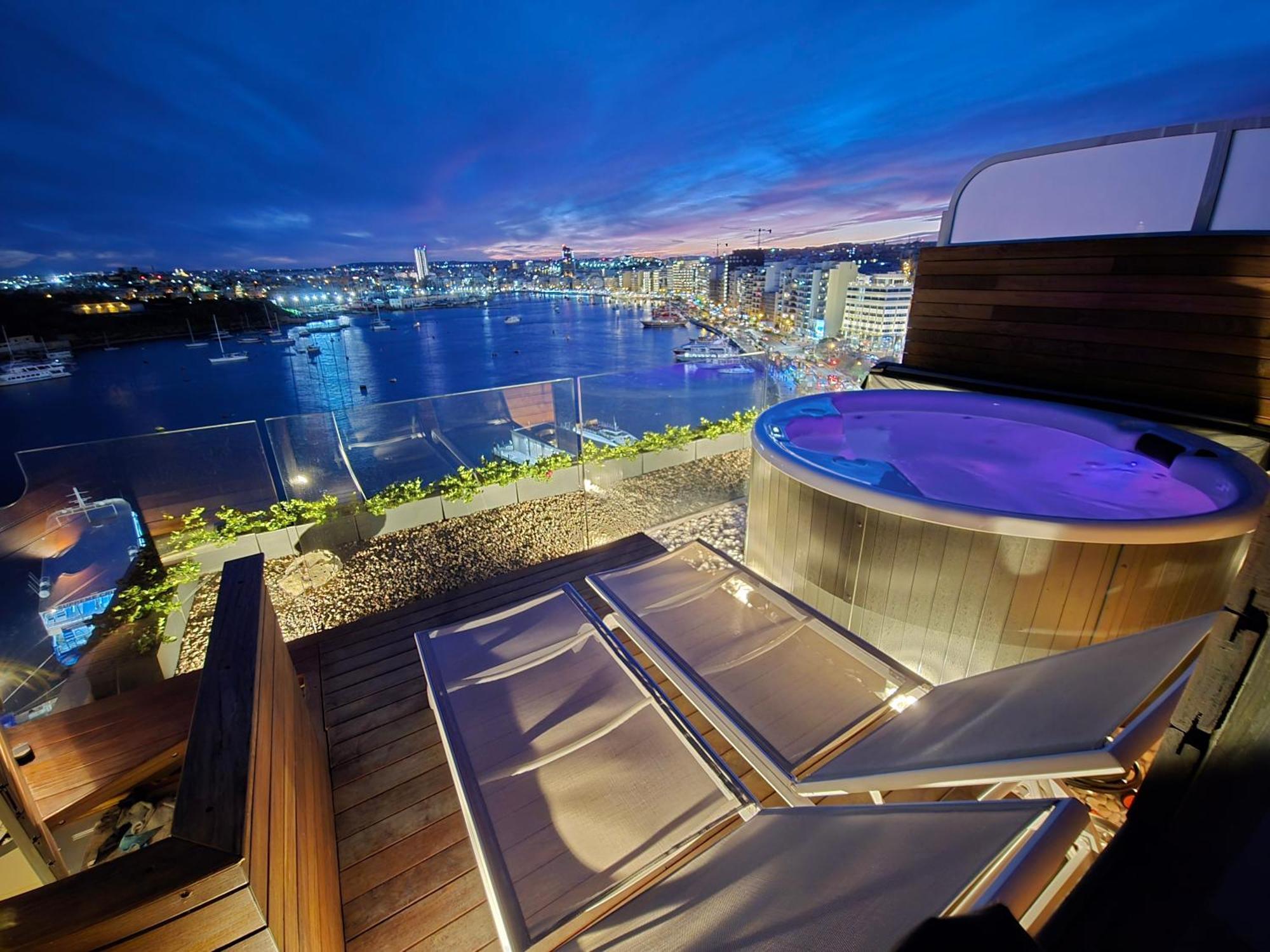 Unique Seafront Triplex Penthouse With Panoramic Bedroom & Rooftop Jacuzzi Overlooking Valletta Σλιέμα Εξωτερικό φωτογραφία