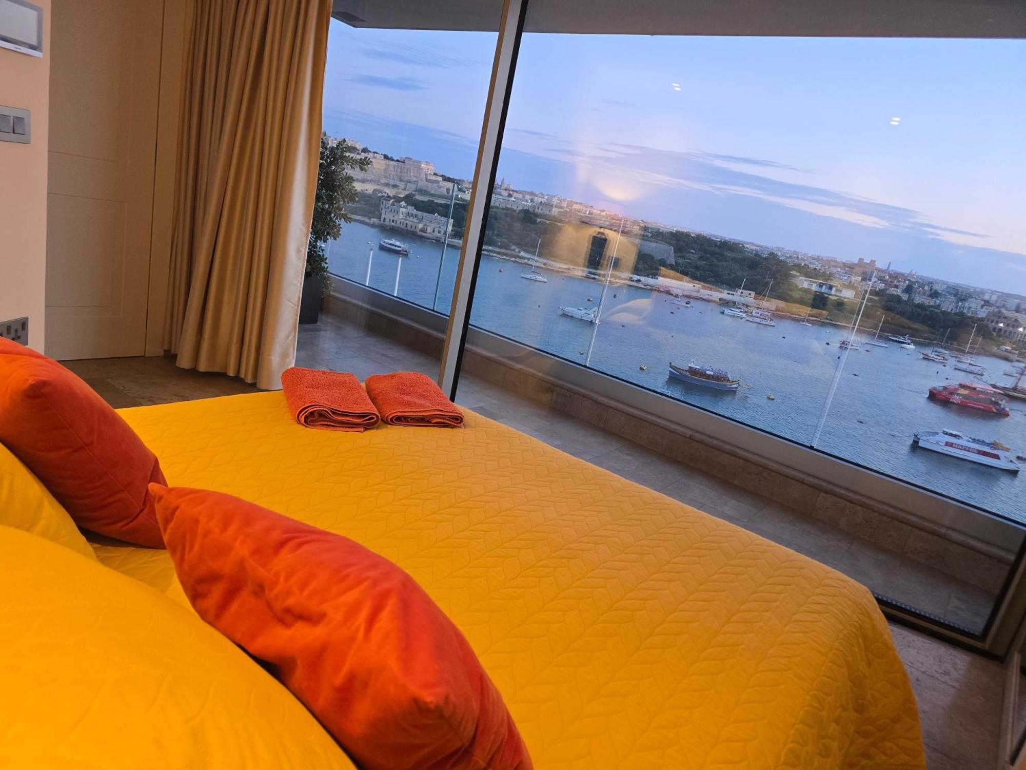 Unique Seafront Triplex Penthouse With Panoramic Bedroom & Rooftop Jacuzzi Overlooking Valletta Σλιέμα Εξωτερικό φωτογραφία