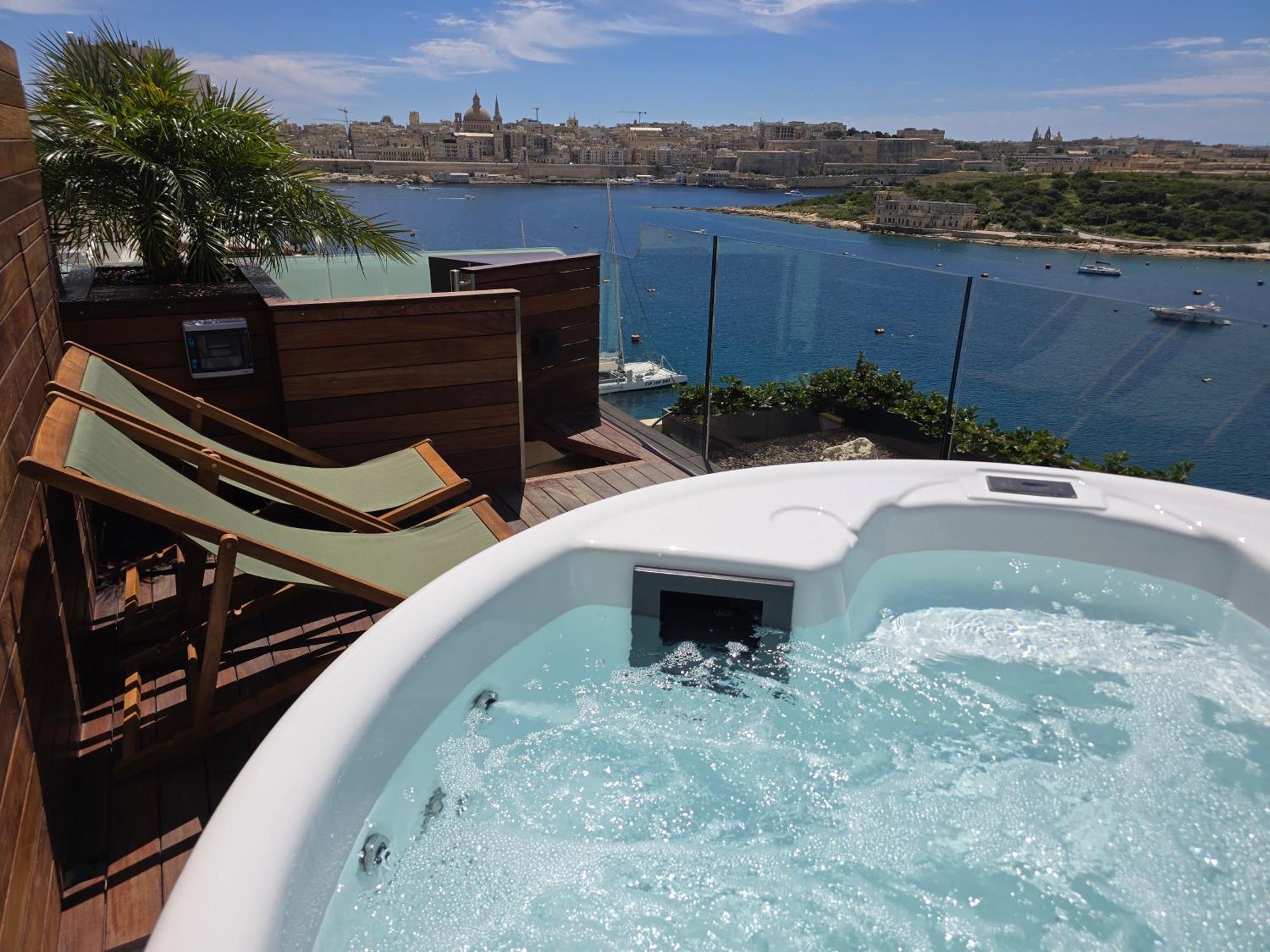 Unique Seafront Triplex Penthouse With Panoramic Bedroom & Rooftop Jacuzzi Overlooking Valletta Σλιέμα Εξωτερικό φωτογραφία