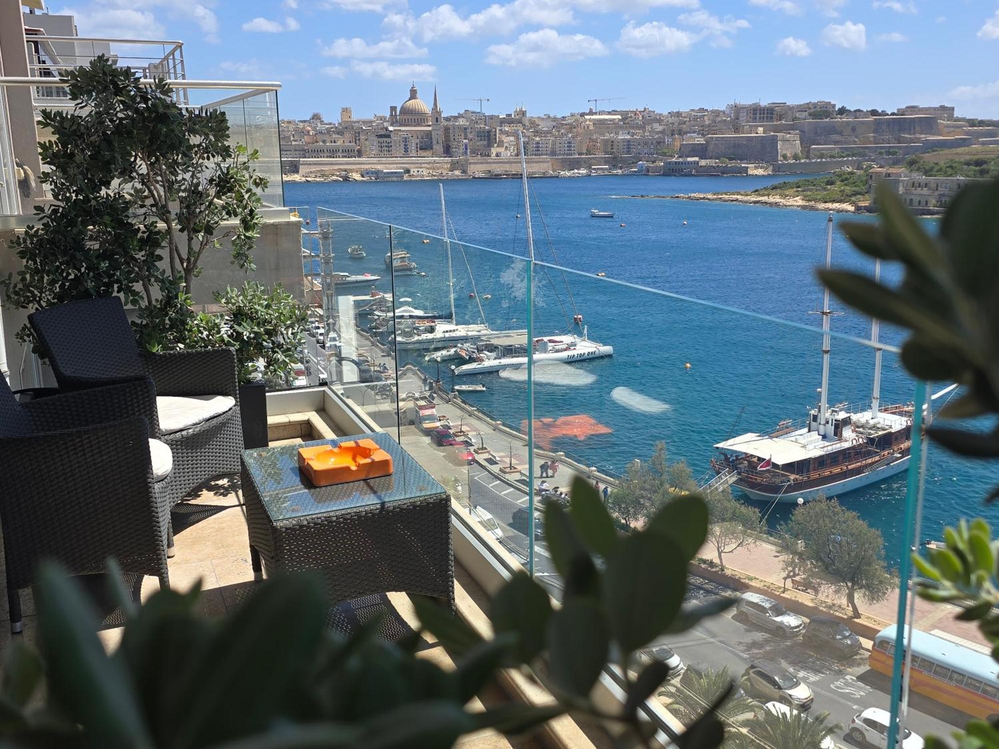 Unique Seafront Triplex Penthouse With Panoramic Bedroom & Rooftop Jacuzzi Overlooking Valletta Σλιέμα Εξωτερικό φωτογραφία