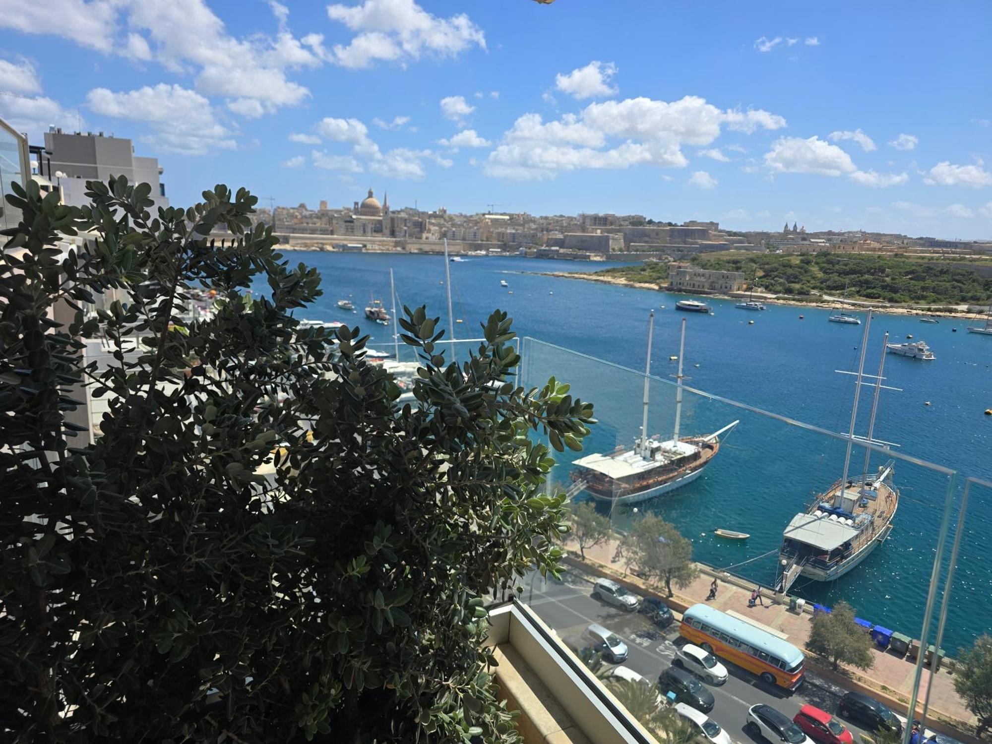 Unique Seafront Triplex Penthouse With Panoramic Bedroom & Rooftop Jacuzzi Overlooking Valletta Σλιέμα Εξωτερικό φωτογραφία