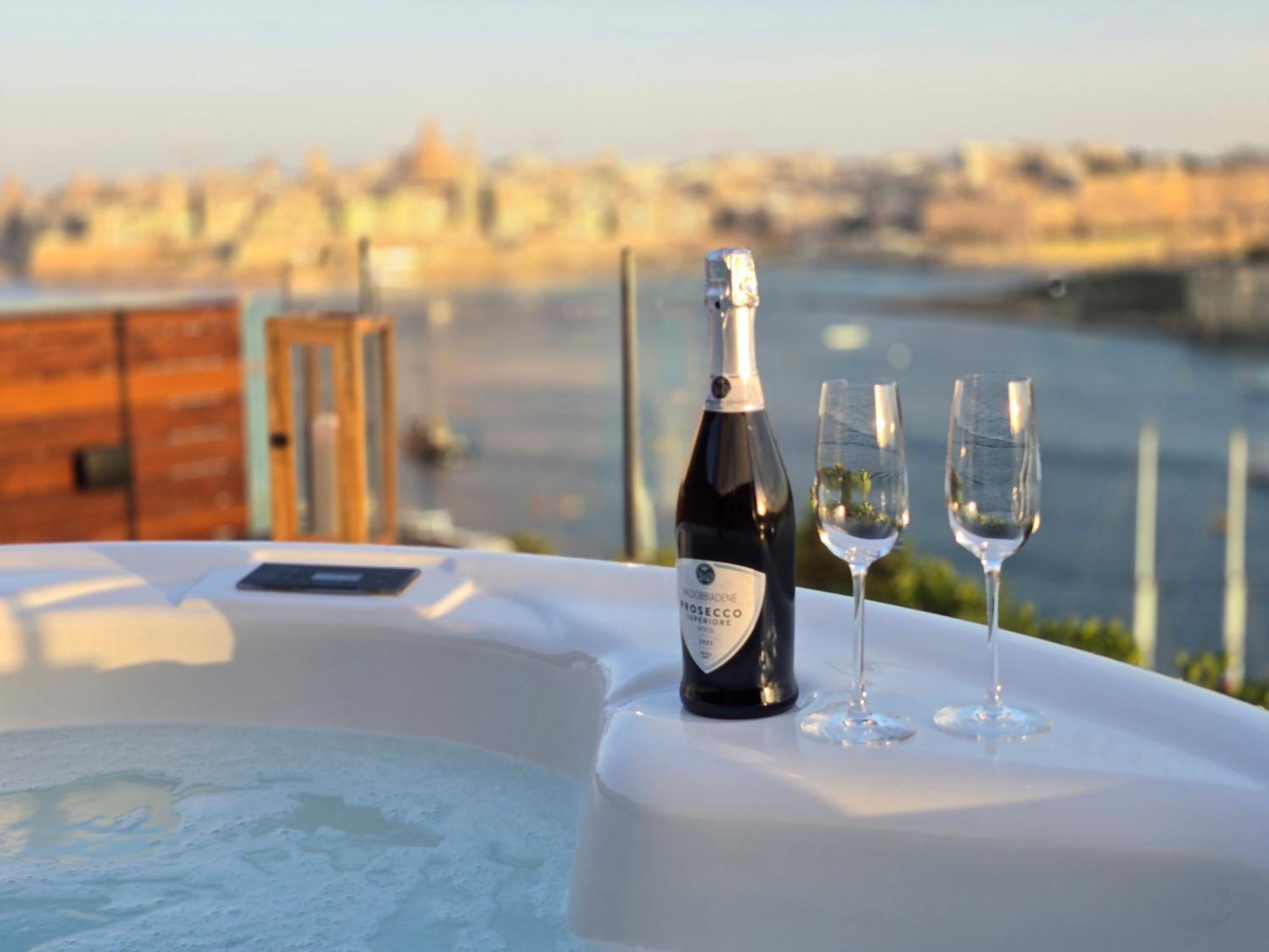 Unique Seafront Triplex Penthouse With Panoramic Bedroom & Rooftop Jacuzzi Overlooking Valletta Σλιέμα Εξωτερικό φωτογραφία