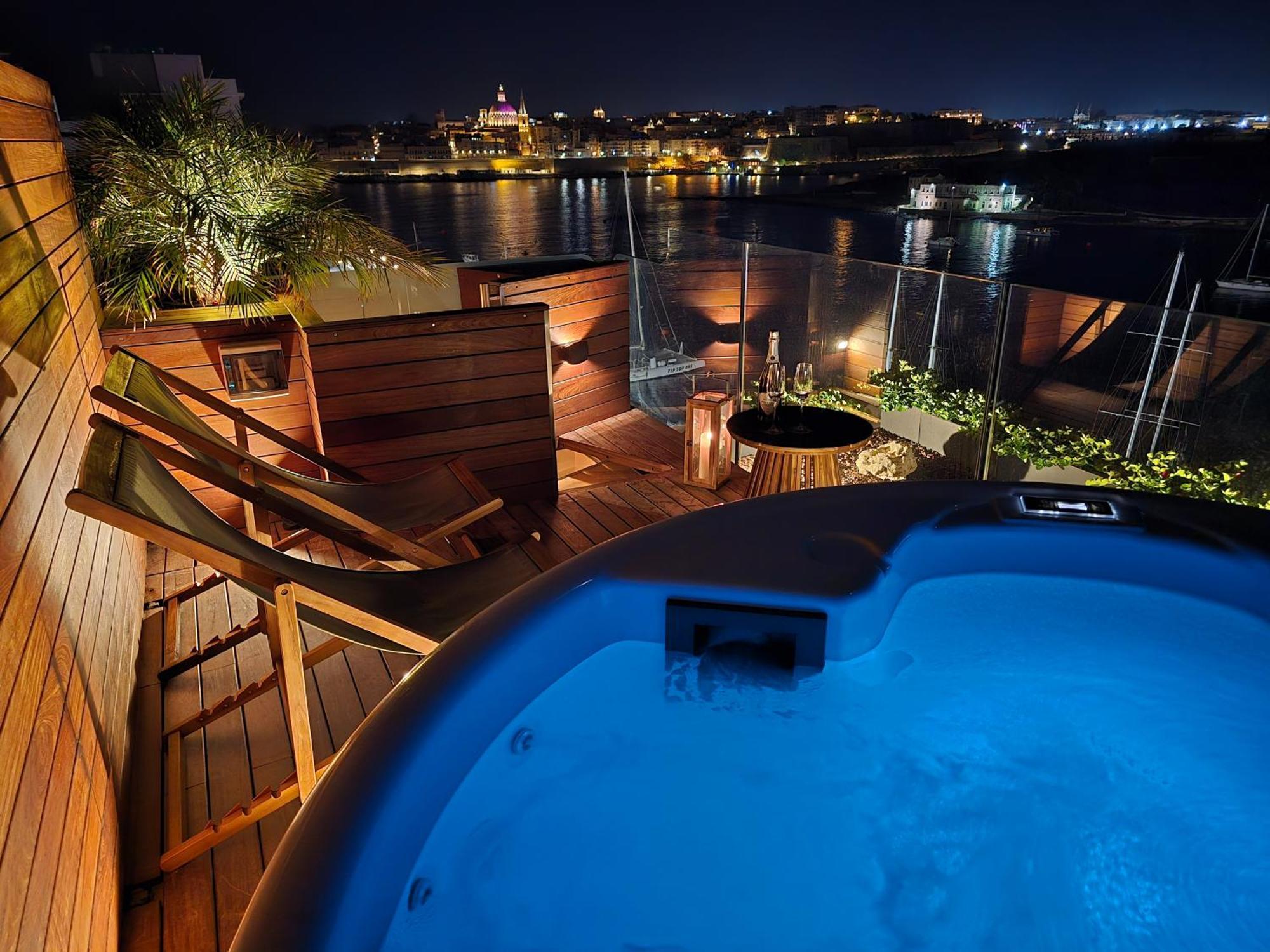Unique Seafront Triplex Penthouse With Panoramic Bedroom & Rooftop Jacuzzi Overlooking Valletta Σλιέμα Εξωτερικό φωτογραφία