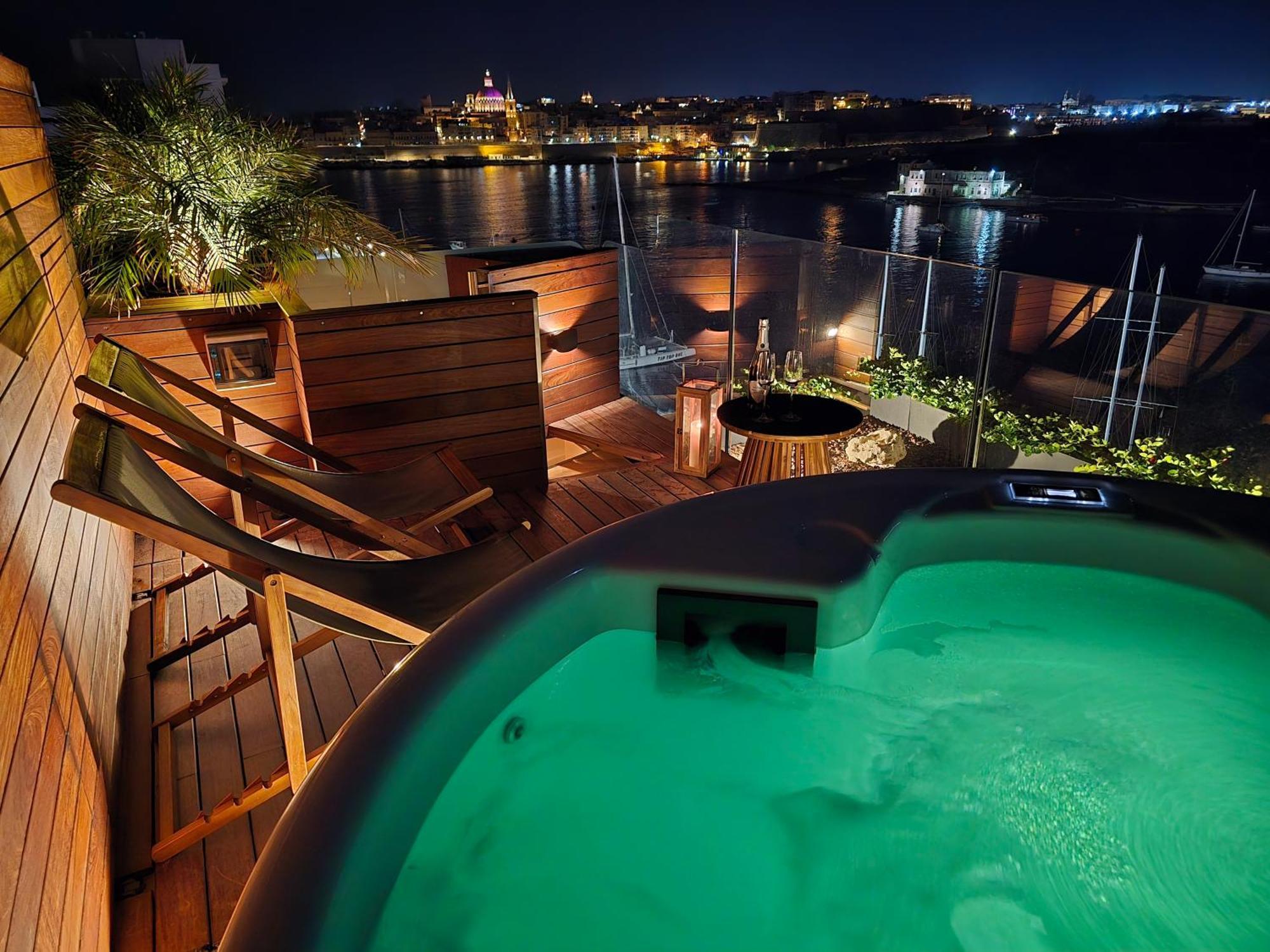 Unique Seafront Triplex Penthouse With Panoramic Bedroom & Rooftop Jacuzzi Overlooking Valletta Σλιέμα Εξωτερικό φωτογραφία