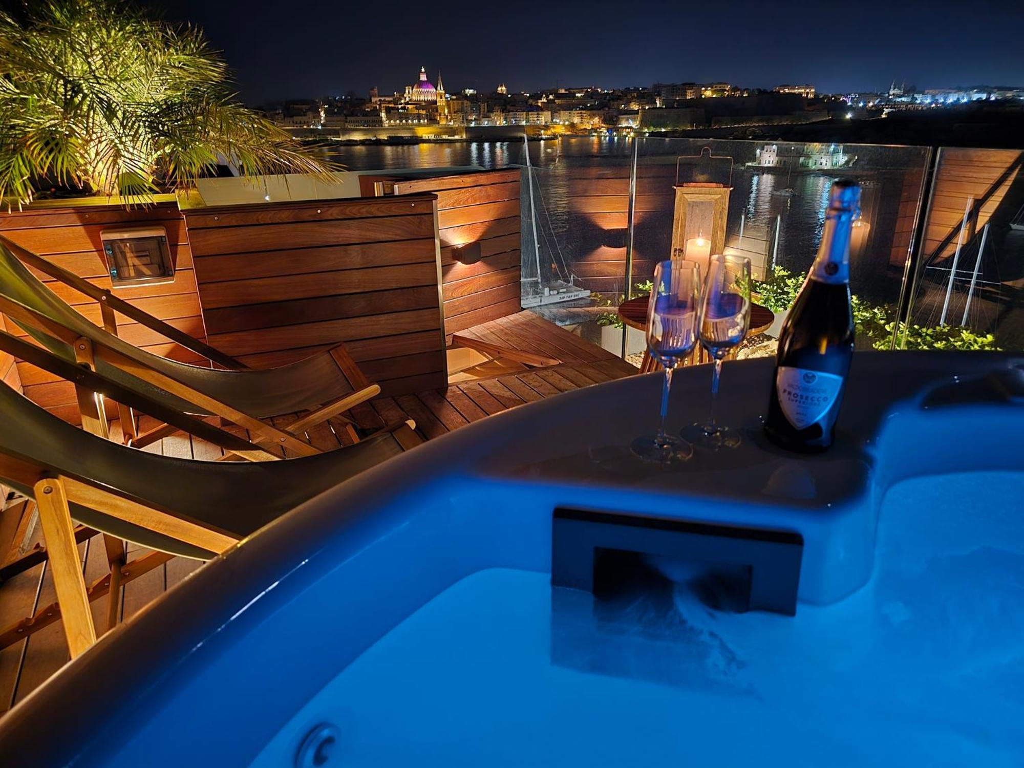 Unique Seafront Triplex Penthouse With Panoramic Bedroom & Rooftop Jacuzzi Overlooking Valletta Σλιέμα Εξωτερικό φωτογραφία