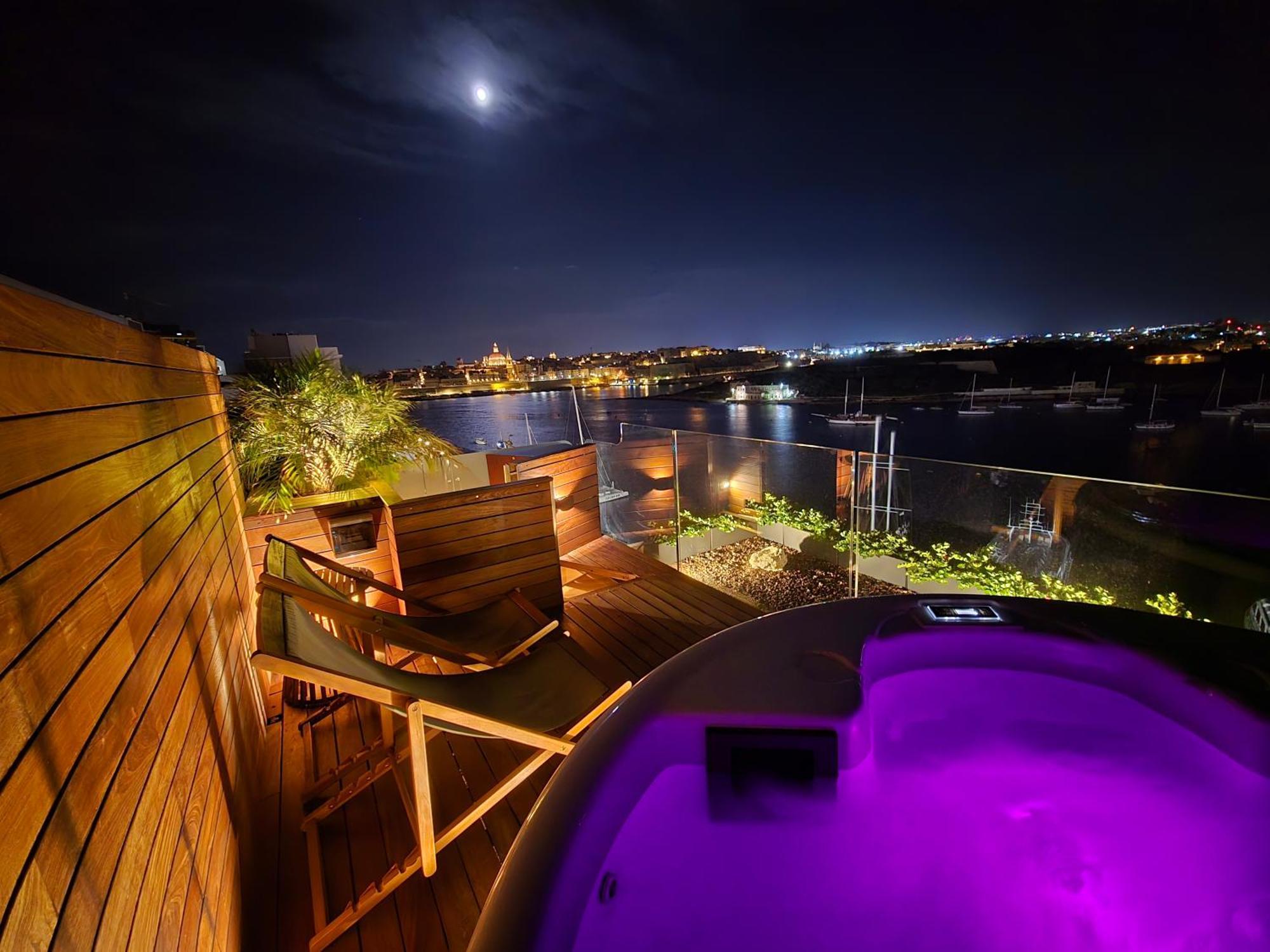 Unique Seafront Triplex Penthouse With Panoramic Bedroom & Rooftop Jacuzzi Overlooking Valletta Σλιέμα Εξωτερικό φωτογραφία