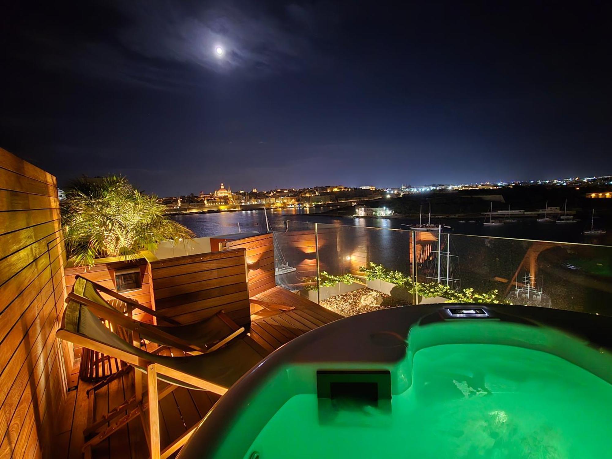 Unique Seafront Triplex Penthouse With Panoramic Bedroom & Rooftop Jacuzzi Overlooking Valletta Σλιέμα Εξωτερικό φωτογραφία